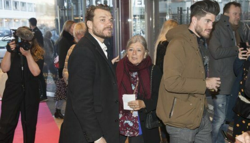 Pilou Asbæk havde sin mor, Patricia, med til premieren på sæson otte. (Henrik R. Petersen)
