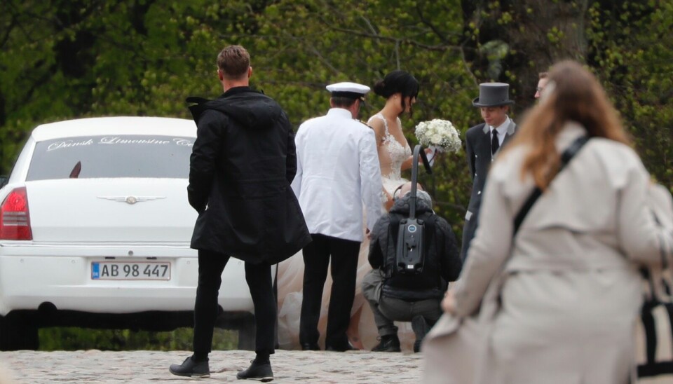 Her ankommer smukke Geggo i sin fantastiske brudekjole (Foto: Henrik Petersen)