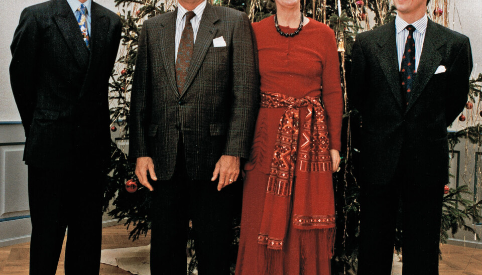 Det viltre, krøllede hår har prins Joachim aldrig svinget med, og jakkesættet var også en anelse mere konservativt i julen 1992. Alligevel ser man en vis lighed, når Colgate-smilet kommer frem. (Foto: Klaus Møller/Ritzau Scanpix)