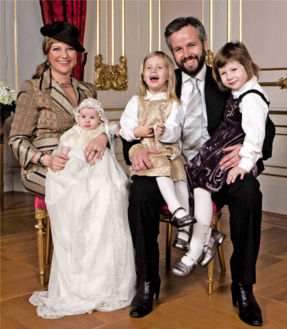 Fra 2002 til 2017 var Märtha Louise gift med Ari Behn, og de fik døtrene Maud Angelica, Leah Isadora og Emma Tallulah. Til Her & Nå fortæller Märtha Louise, at hun har talt meget med døtrene om sit nye forhold, og at de ikke er blevet sårede.– De forstår, hvad der foregår, siger hun om pigerne på 16, 14 og ti år. (Foto: NTB/Ritzau Scanpix) Fra 2002 til 2017 var Märtha Louise gift med Ari Behn, og de fik døtrene Maud Angelica, Leah Isadora og Emma Tallulah. Til Her & Nå fortæller Märtha Louise, at hun har talt meget med døtrene om sit nye forhold, og at de ikke er blevet sårede.– De forstår, hvad der foregår, siger hun om pigerne på 16, 14 og ti år. (Foto: NTB/Ritzau Scanpix)