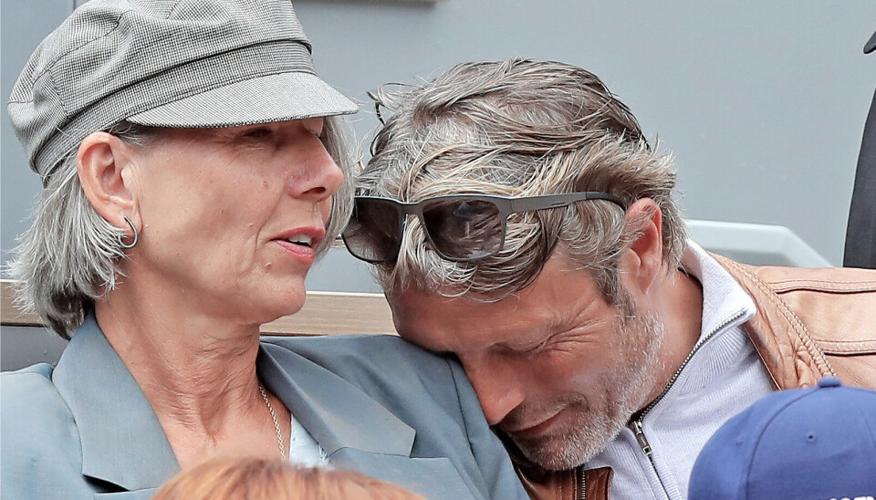 Hanne Jacobsen, 58, og Mads Mikkelsen, 53, var som nyforelskede. Parret har snart været gift
i 20 år (Foto: Zabulon Laurent og Jacovides-Moreau/Ritzau Scanpix)