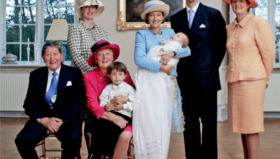 I små ti år havde Alexandra titlen prinsesse, men den røg med skilsmissen i 2005. Her er hun med prins Joachim, prins Nikolai, sine søstre og forældre ved prins Felix’ barnedåb i 2002 (Foto: Nikolai_Brogaard)