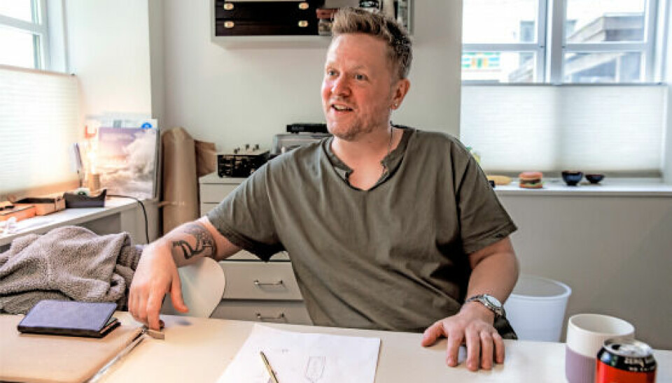 HER&NU besøgte Anders Matthesen i hans kreative værksted på Frederiksberg. Her er han i fuld gang med manuskriptet til ”Ternet Ninja 2”, der netop er udkommet som bog (Foto: Michael Stub).