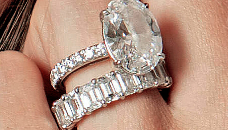 Forlovelsesringen øverst er med en diamant til 10 millioner kroner. Nedenunder ses den prægtige vielsesring, som står godt til den første kærlighedsring (Foto: i-Images/ZUMA Press)