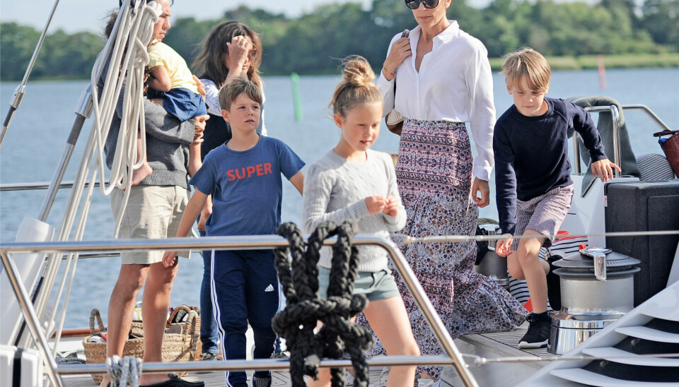 Efter en dejlig dag til havs gik Kronprinsfamilien og deres venner fra borde i Gråsten Havn (Foto: Brian Fogh)