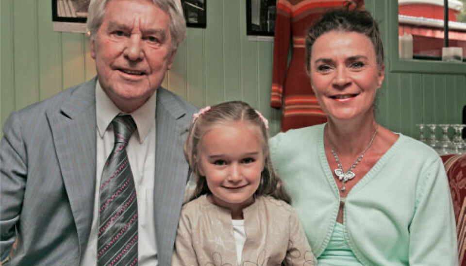Holger Juul Hansen fungerede både som morfar og reservefar for Lærke. Her er familien til Helle Virkners 80-års fødselsdag i 2005 (Foto: Lars E. Andreasen)