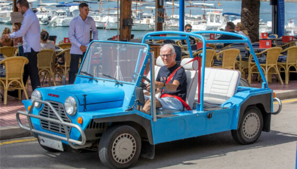 Bent Fabricius-Bjerre nyder at køre i sin Mini Moke i det varme klima på Mallorca (Foto: Michael Stub).