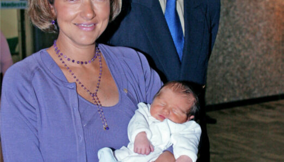 22. juli 2002 kom prins Felix til verden, og fire dage senere kunne de stolte forældre vise ham frem (Foto: Lars E. Andreasen)