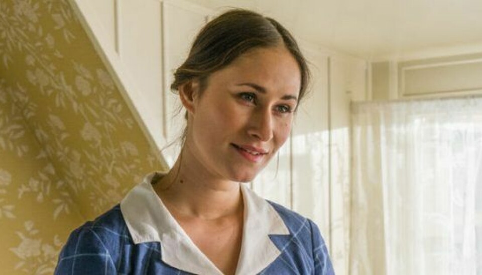 Rosalinde Mynster spillede 'Badehotellets' meget ordentlige stuepige, Fie Kjær. (Foto: Mike Kollöffel/TV 2)
