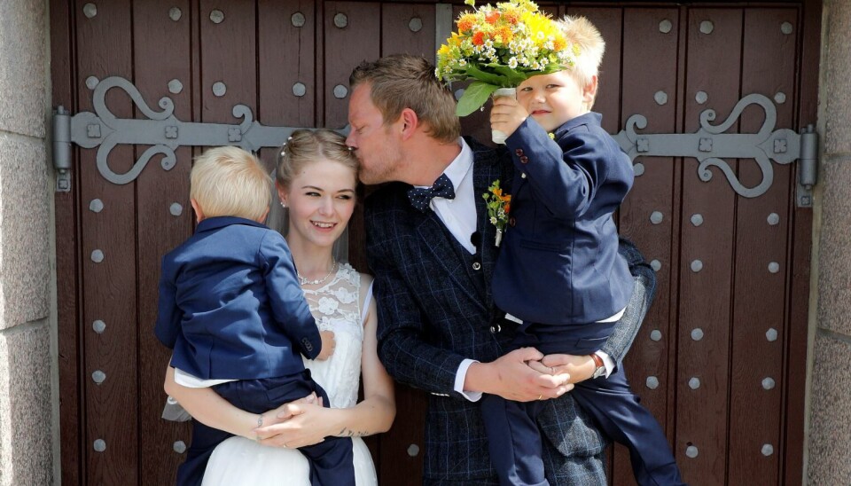 Nanna-Johanne og Michael med den unge mors sønner fra tidligere forhold, Miclas og Julius. (Foto: Niels Henrik Dam)