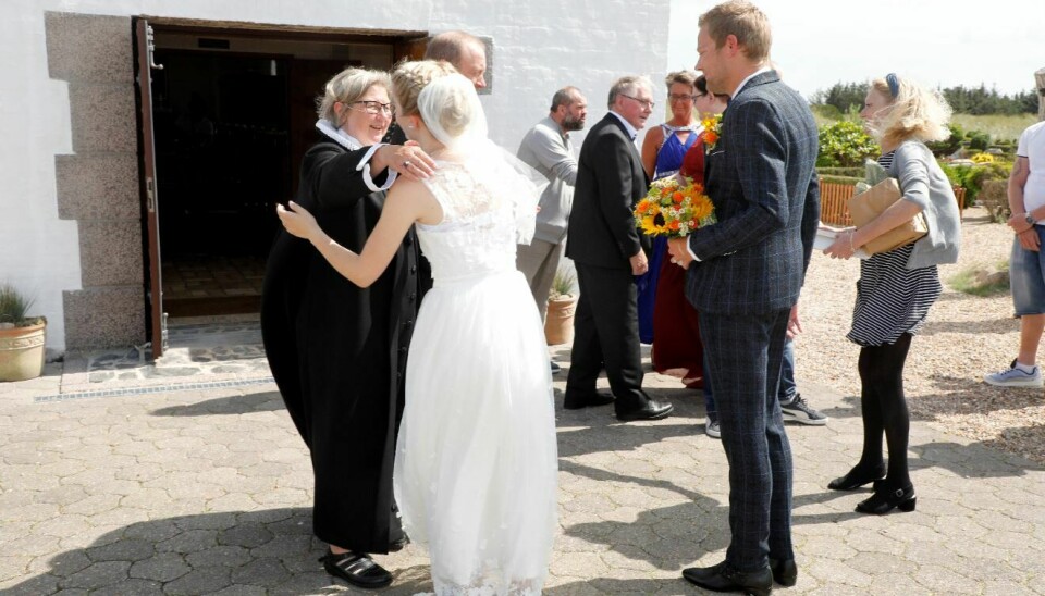 Der blev ønsket tillykke fra de tætte venner og familiemedlemmer, der var med til at fejre parret. (Foto: Niels Henrik Dam)