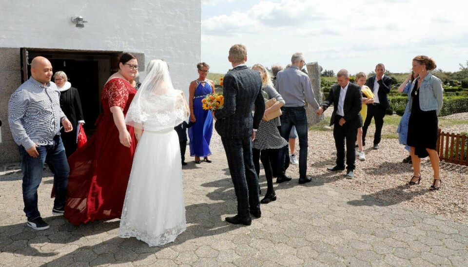 Der blev ønsket tillykke fra de tætte venner og familiemedlemmer, der var med til at fejre parret. (Foto: Niels Henrik Dam)