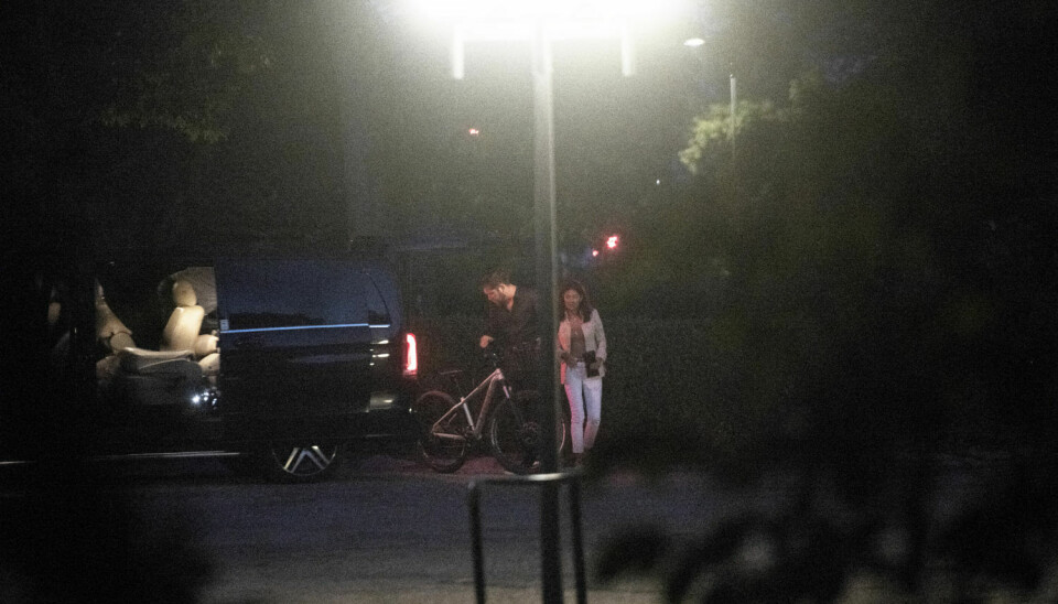 Galante Jon Nørgaard tog sig af Alexandras cykel. Den blev lagt i bagagerummet på bilen, der kørte hende hjem. (Foto: Anthon Unger)