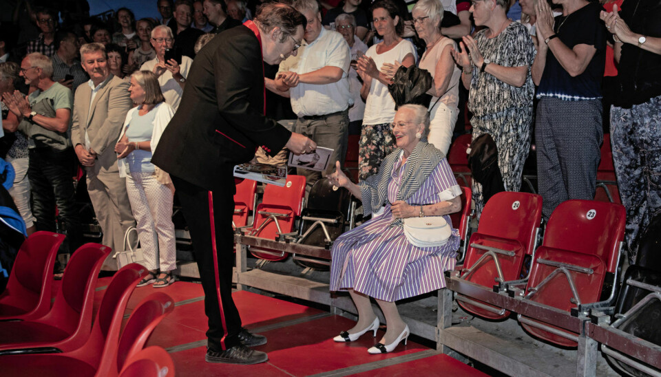 Søren Østergaard fulgte Dronningen ind til hendes plads, da hun overværede årets forestilling. (Foto: Lars E. Andreasen)