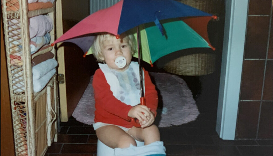 Her ses Kathrine som to-årig på potten med paraply. www.michaelogkathrine.dk