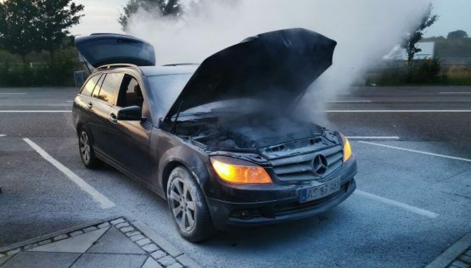 Det røg og osede stadig efter, flammerne i 'Kørelærerne'-Daniels elskede Mercedes var blevet slukkede (Foto: Privat).