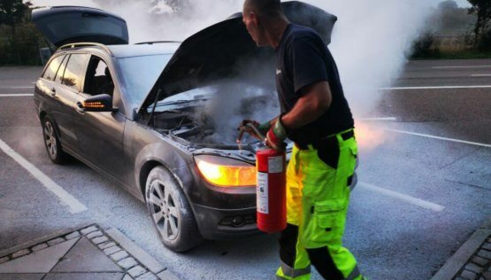 Heldigvis kunne en lastbilschauffør med ekstra store brandslukkere få tæmmet flammerne (Foto: Privat)