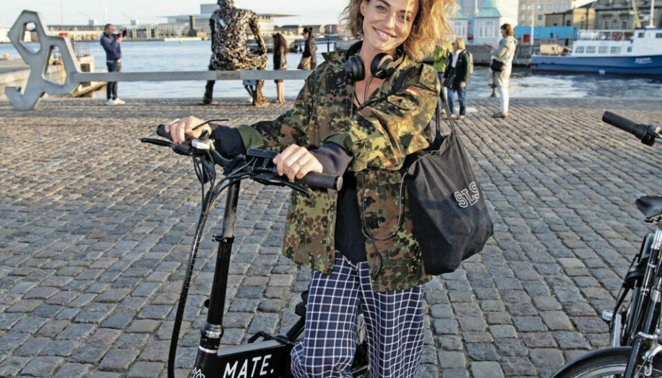Sarah Grünewald, 35, er vild med sin nye Mate-cykel. Den forrige blev stjålet i sommer, da hun et øjeblik vendte ryggen til den for at tage sig af sin søn, Luis. (Foto: Anthon Unger)