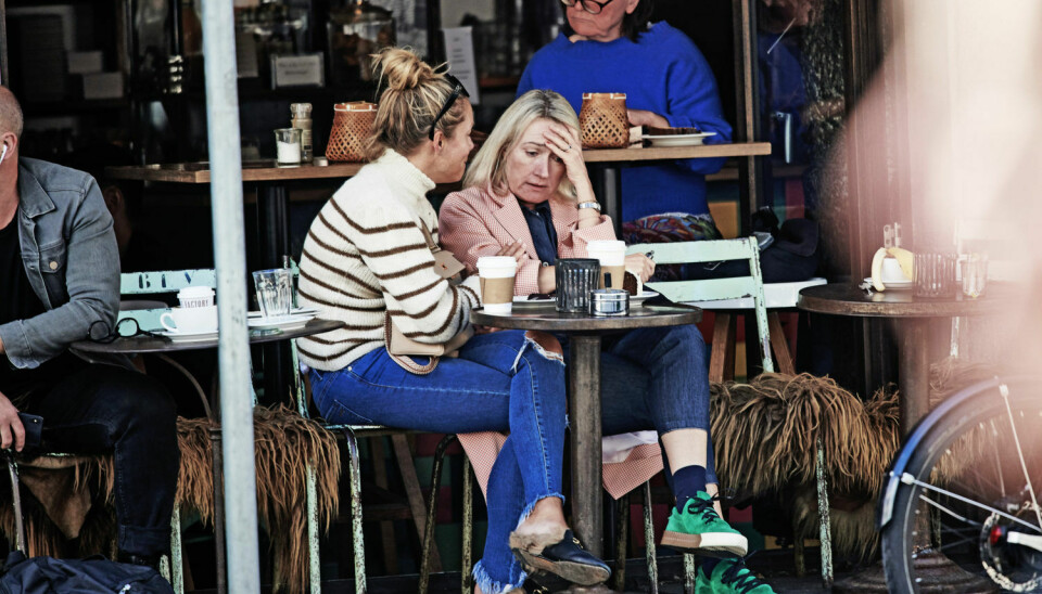 De to kvinder sad ved et af de små cafeborde på Gothersgade og fik en rigtig god snak. (Foto: Uffe Kongsted)