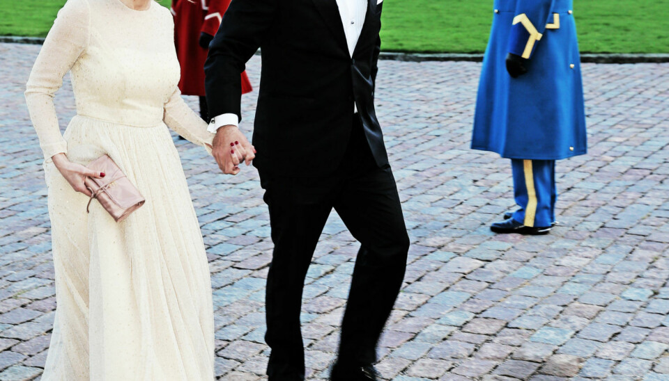 Jeppe Handwerk og hans kone, Birgitte Handwerk, er Kronprinsparrets allernærmeste venner. De er faddere til henholdsvis prins Christian og prinsesse Josephine. Her er de fotograferet til dronning Margrethes 75-års fødselsdagsfest i 2015. (Foto: Michael Stub)