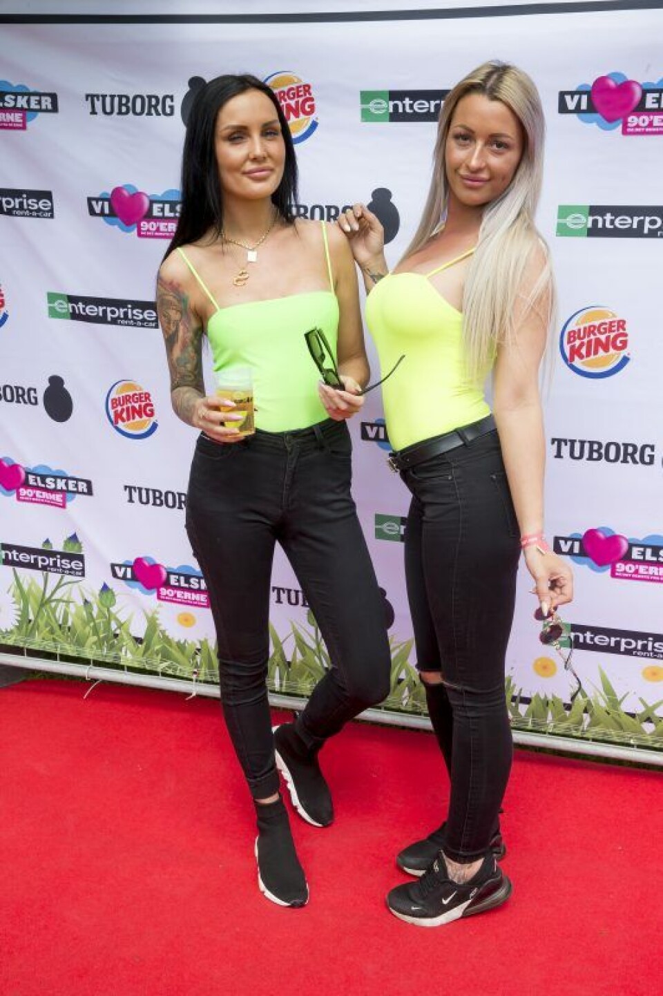 Sarah Amalie og Julie ankom i matchende outfits til Vi elsker 90'erne i maj måned (Foto: Michael Stub). Sarah Amalie og Julie ankom i matchende outfits til Vi elsker 90'erne i maj måned (Foto: Michael Stub).