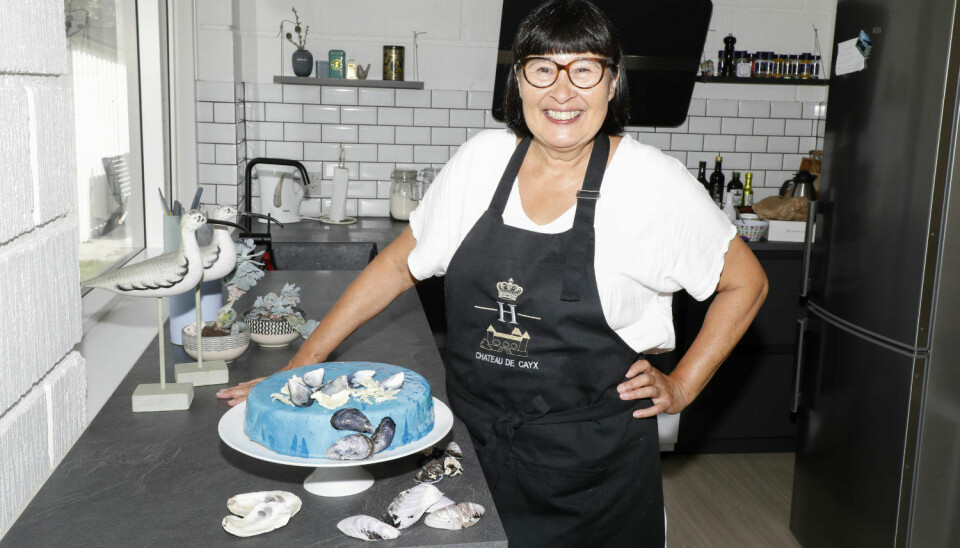Rosa med sin hjemmebagte kage på nøddebunde, æblemos og havtornmousse med blå glace.  (Foto: Niels Henrik Dam)