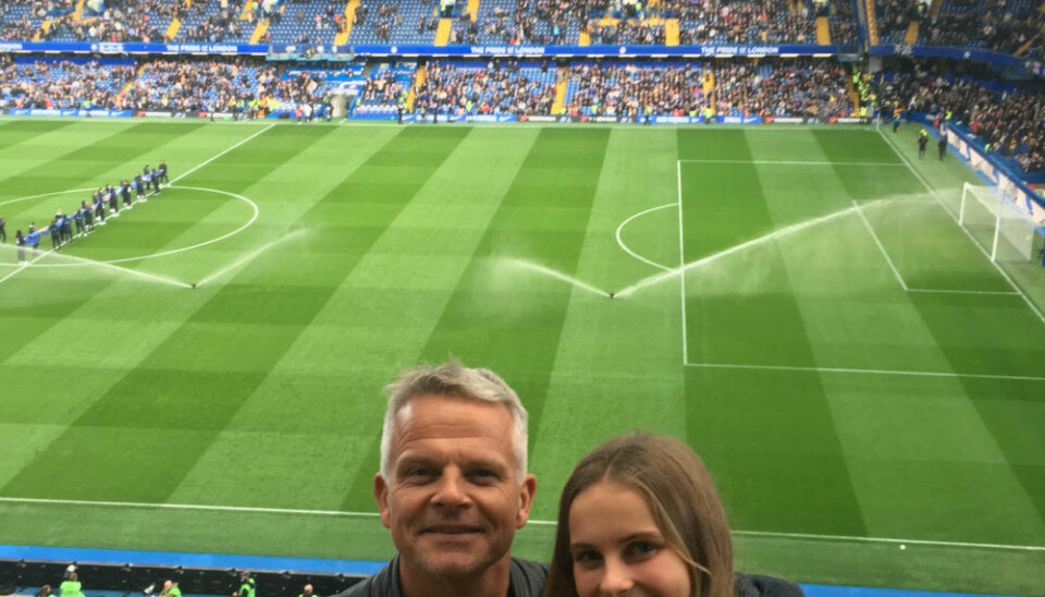 Sammen med datteren Maria så tv-værten Chelsea spille om søndagen. (Foto: Privat)