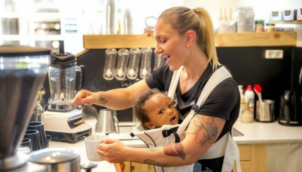 Leo med mor på arbejde i caféen (foto: Michael Stub)
