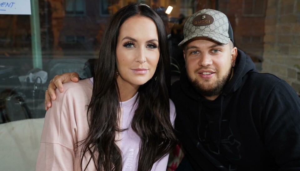 Ægteparret Geggo & Cengiz behøver dårligt nærmere forklaring. De faste seere af 'Familien fra Bryggen' har kunne følge med helt fra forholdets spæde start og frem til i dag, hvor Geggo og Cengiz er lykkeligt gift og deler datteren Alba. Derudover deler Geggo og Cengiz også arbejdsliv, ikke mindst som øjeguf på TV3, men blandt andet også senest på deres fælles projekt 'Stjerne Boksning'. Som 'Familien fra Bryggen'-fans vil vide, så nyder Geggo og Cengiz hinandens selskab og har været så godt som uadskillelige siden, de først fandt sammen (Foto: Janus Nielsen) Ægteparret Geggo & Cengiz behøver dårligt nærmere forklaring. De faste seere af 'Familien fra Bryggen' har kunne følge med helt fra forholdets spæde start og frem til i dag, hvor Geggo og Cengiz er lykkeligt gift og deler datteren Alba. Derudover deler Geggo og Cengiz også arbejdsliv, ikke mindst som øjeguf på TV3, men blandt andet også senest på deres fælles projekt 'Stjerne Boksning'. Som 'Familien fra Bryggen'-fans vil vide, så nyder Geggo og Cengiz hinandens selskab og har været så godt som uadskillelige siden, de først fandt sammen (Foto: Janus Nielsen)
