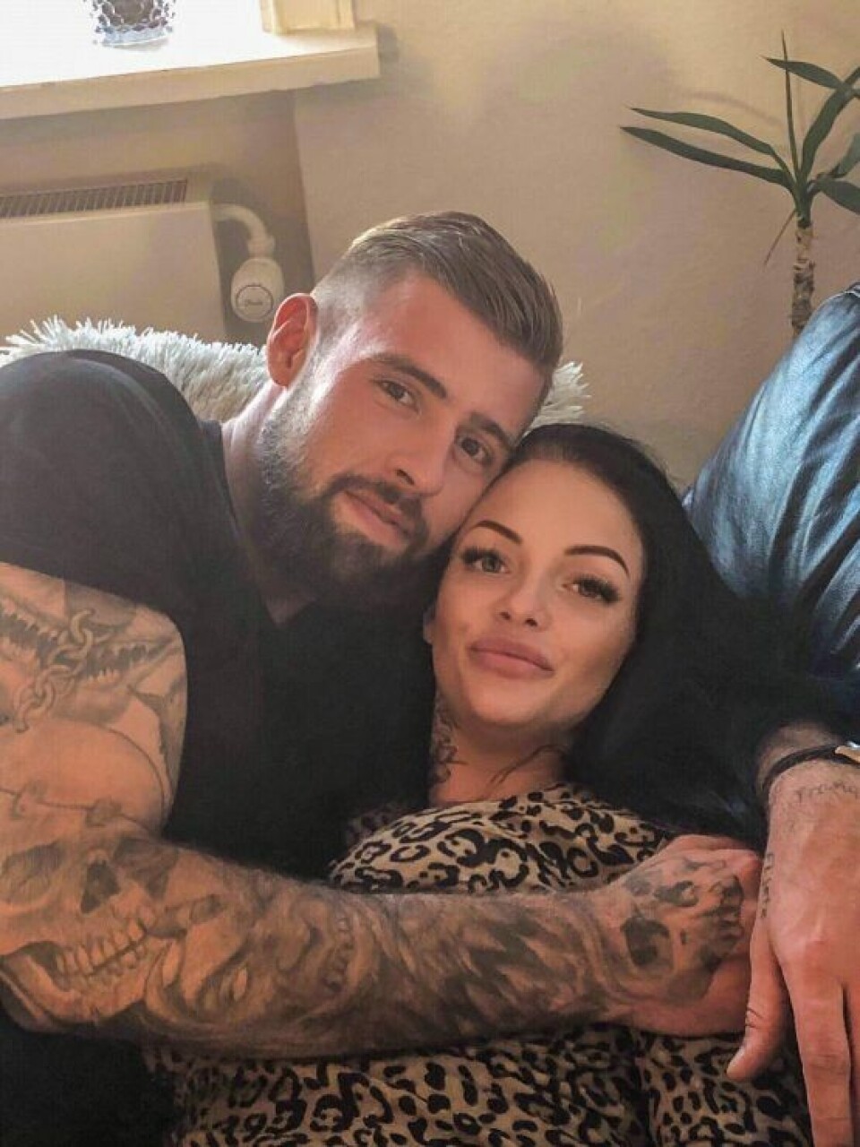 Da Tobias Friberg dannede par med ‘Besat af Bad Boys’-baben Amalie Christiansen (hvis navn han har tatoveret på siden af hovedet), var det også for store mængder alkohol, der blev skyld i bruddet. I dag hedder hans kæreste Ida, og hun er ikke kendt fra tv (Foto: Privat). Da Tobias Friberg dannede par med ‘Besat af Bad Boys’-baben Amalie Christiansen (hvis navn han har tatoveret på siden af hovedet), var det også for store mængder alkohol, der blev skyld i bruddet. I dag hedder hans kæreste Ida, og hun er ikke kendt fra tv (Foto: Privat).