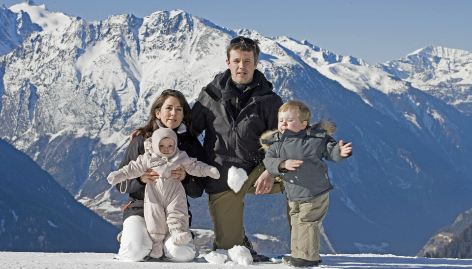 2008. Prins Christian havde lavet en flot snebold til sin etårige søster Isabella. Foto: Klavs Bo Christian.