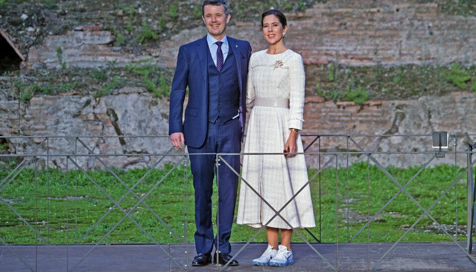 Da Mary og Frederik i oktober var i Paris, bar Kronprinsessen en hvid kjole, som hun før har brugt på en udlandsrejse. Den blev nemlig også brugt, da parret var i Rom året før. (Foto: Bo Nymann)