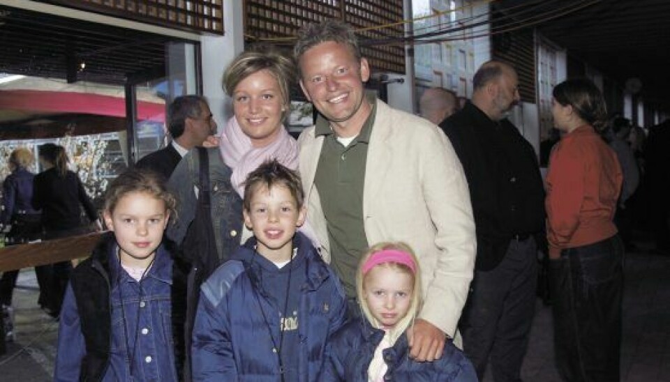 Signe Rossing var tæt knyttet til familien i flere år. Her med Bubber og børnene til MGP i 2001 (Foto: Peter Hauerbach)