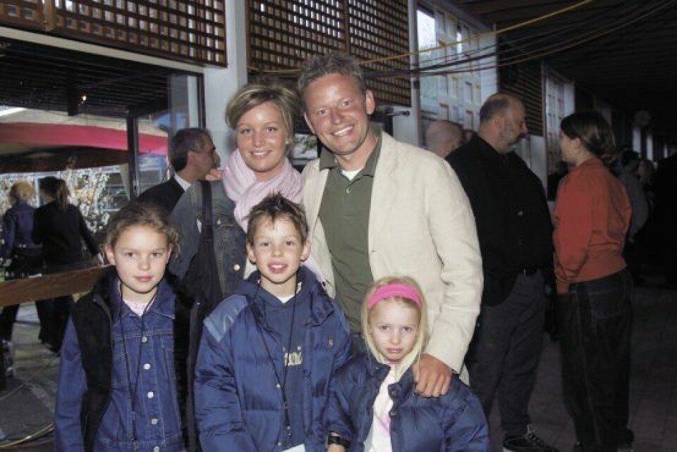 Signe Rossing var tæt knyttet til familien i flere år. Her med Bubber og børnene til MGP i 2001 (Foto: Peter Hauerbach)