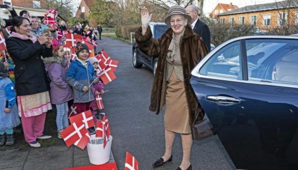 Hjemmelavede kroner, prinsessekjoler og flag var at se over alt, da søde børnehavebørn tog imod dronning Margrethe onsdag i sidste uge. Dronningen var nemlig budt ind som æresgæst, da daginstitutionen Margrethegården i Valby fejrede 70-års jubilæum.
 En stolt mor og et hav af børnehavebørn stod klar med flag, da dronningen ankom til festlighederne (Foto: Klaus Bo Christensen)
LÆS OGSÅ: Lykke i London: Han gør Dronning Margrethe glad
Det var tydeligt, at børnene havde glædet sig meget til at tage imod Danmarks majestæt, og de havde således både indøvet sange og forskellige optrædener, som de stolt fremførte for dronning Margrethe og det resterende publikum.
– Det var flot, lød det fra majestæten, da showet var forbi, og hun sammen med sit følge blev vist rundt på en håndfuld af institutionens stuer. Her fik Dronningen lov til at få et lille indblik i en hverdag i børnehøjde, hvor der blandt andet blev leget med ler og tegnet tegninger.
 Majestæten så til, mens en gruppe drenge havde gang i en leg med biler (Foto: Klaus Bo Christensen)
LÆS OGSÅ: Forelsket Gunnvør rødmer: Jeg har det rigtig godt
For 70 år siden, da Margrethegården for første gang slog dørene op, var det Margrethes mor, dronning Ingrid, der var dagens helt store specielle gæst. Derfor gav det også god mening, at det nu var Margrethes tur til at fejre institutionens store mærkedag, som dermed igen fik royal deltagelse.
 Det var tydeligt, at Margrethe og resten af publikum havde svært ved at stå for de søde, små børn under deres optrædener. Børnene sang blandt andet fejlfrit ”Hist hvor vejen slår en bugt” (Foto: Klaus Bo Christensen)
Efter til slut at have fået en bid mad forlod dronningen igen festlighederne og de små søde børn.
LÆS OGSÅ: ‘Badehotellet’-stjernes familietragedie: Dræbt ved en fejl
LÆS OGSÅ: Kronprinsesse Mary overrasker: Smider vielsesringen
