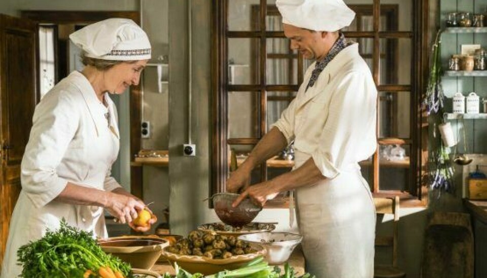 Molly (Bodil Jørgensen) har i år fået ekstra hjælp i køkkenet på 'Badehotellet' af Philip (Sigurd Holmen Le Dous), som vil lave fransk a la carte-mad til gæsterne (Foto: Mike Kollöffel/TV2)