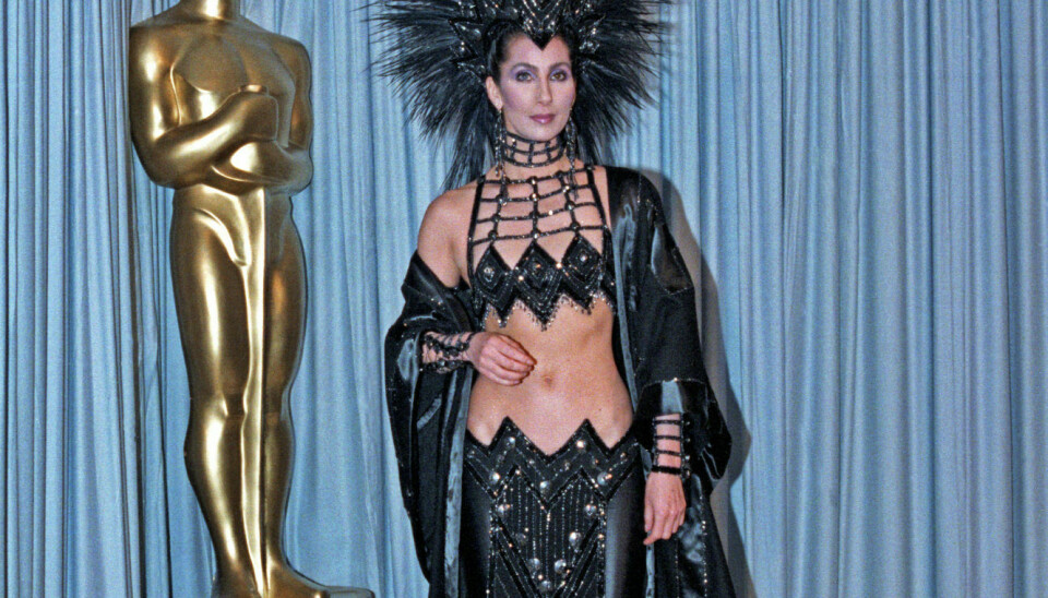 STAKKELS DEM BAGVED
Ikke alene chokerede Cher i sit pornodress i 1986 – hun generede med sin hårpynt dem, der sad på rækkerne bag hende under Oscar-showet (Foto: Getty Images)