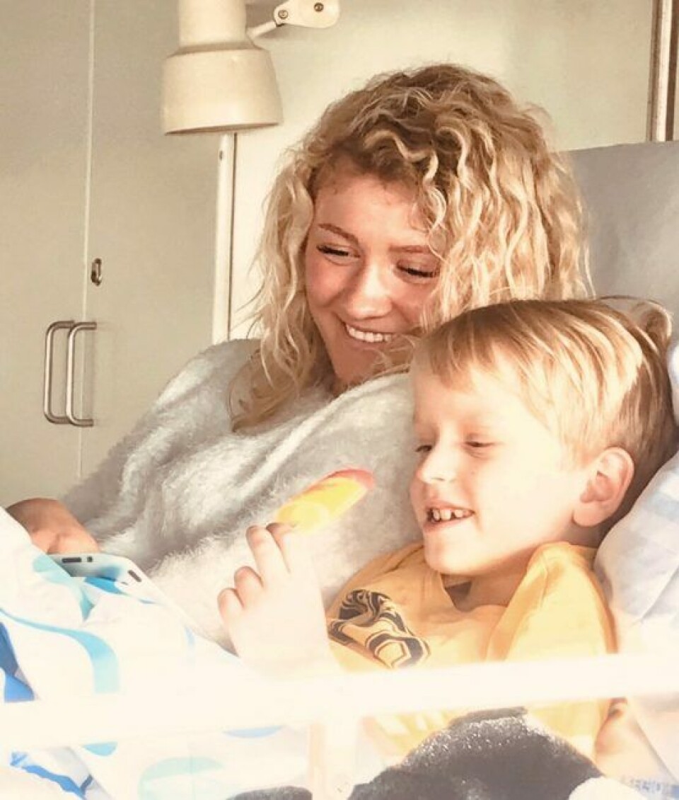 Ida og Noah sammen i hospitalssengen efter en undersøgelse. Ida har i dag et godt forhold til alle sine søskende og begge forældre. (Foto: Privat.) Ida og Noah sammen i hospitalssengen efter en undersøgelse. Ida har i dag et godt forhold til alle sine søskende og begge forældre. (Foto: Privat.)