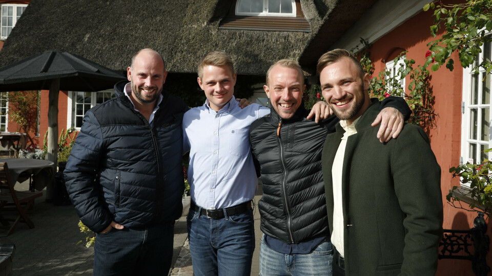 Der var generelt en høj succesrate i 'Kærlighed hvor kragerne vender', hvor tre ud af de fire sønderjyske singlemænd (Thomas, Henrik, Calle og Søren Ole) endte med at finde kærligheden i programmet. Formatet kan lidt af det samme som storebroren 'Landmand søger kærlighed', og arbejdet med at finde søde damer til næste sæsons udkants-singler er da også allerede i fuld sving (Foto: Anders Brohus/TV 2) Der var generelt en høj succesrate i 'Kærlighed hvor kragerne vender', hvor tre ud af de fire sønderjyske singlemænd (Thomas, Henrik, Calle og Søren Ole) endte med at finde kærligheden i programmet. Formatet kan lidt af det samme som storebroren 'Landmand søger kærlighed', og arbejdet med at finde søde damer til næste sæsons udkants-singler er da også allerede i fuld sving (Foto: Anders Brohus/TV 2)