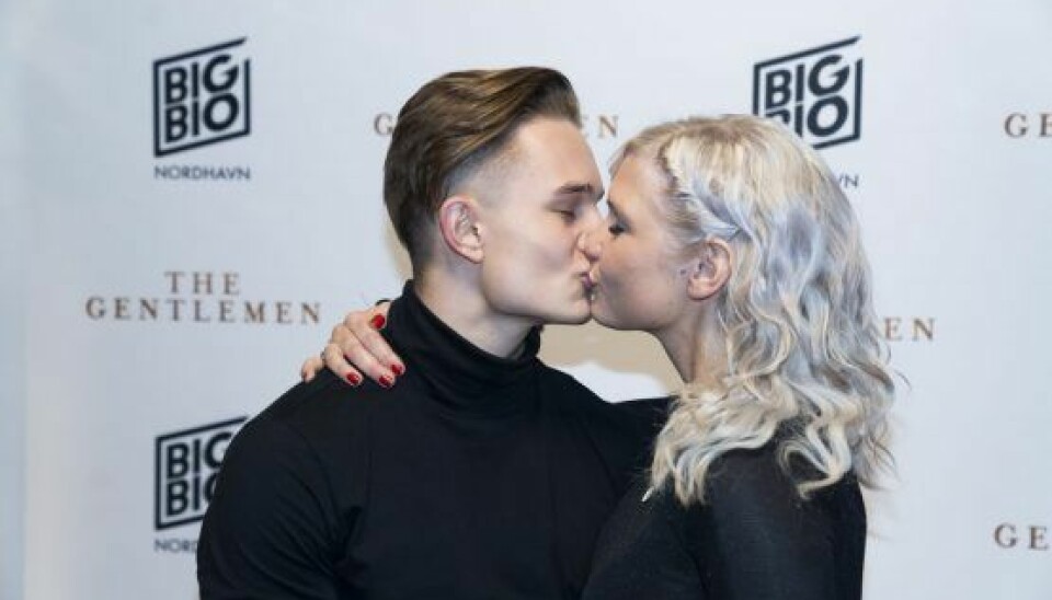 Noah har vænnet sig til opmærksomheden, der følger med at være kæreste med en realitystjerne - og han er ikke bleg for at kysse sin Camilla for fotografen (Foto: Anthon Unger)