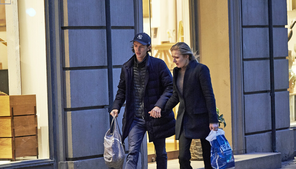 Prins Nikolai med sin kæreste på vej hjem fra Føtex food i Store Kongensgade (Foto: Uffe Kongsted).