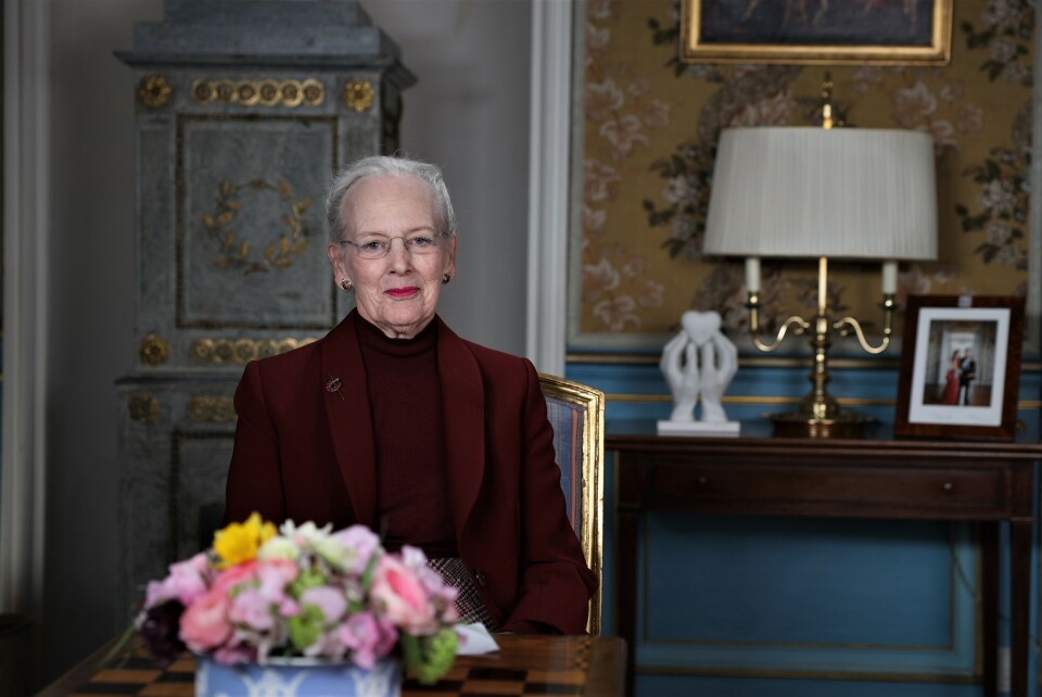 Dronning Margrethe taler fra Fredensborg Slot om den alvorlige situation i forbindelse med udbredelsen af coronavirus, tirsdag den 17. marts 2020. Dronning Margrethe kalder i en tv-tale coronavirusset for 'en farlig gæst' i Danmark og beder folk undgå store sammenkomster. Foto: DR/Ritzau Dronning Margrethe taler fra Fredensborg Slot om den alvorlige situation i forbindelse med udbredelsen af coronavirus, tirsdag den 17. marts 2020. Dronning Margrethe kalder i en tv-tale coronavirusset for 'en farlig gæst' i Danmark og beder folk undgå store sammenkomster. Foto: DR/Ritzau