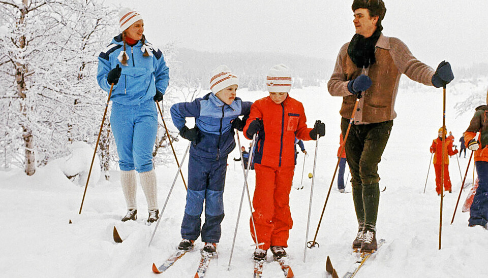 Dronning Margrethe, der her ses med børnene og prins Henrik i 1977, holdt først op med at stå på ski, da ryggen begyndte at g're knuder for seks-syv år siden (Foto: Geir Olsen/NTB/Ritzay Scanpix)