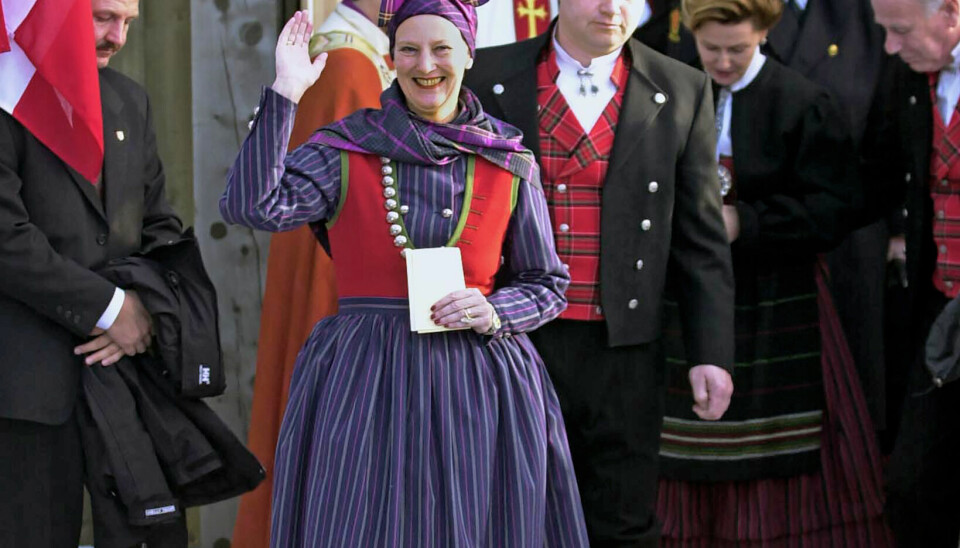 Dronning Margrethe var iført en traditionel folkedragt fra Rømø ved indvielsen af altertavlen, som hun har lavet til Skei Fjellkirke (Foto: Knut Fjeldstad)