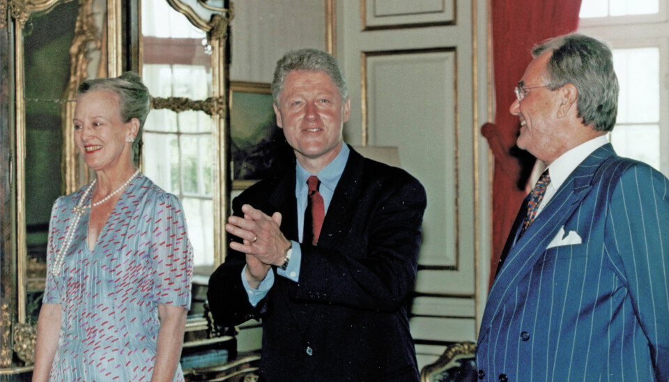 Om Bill Clinton:
- Manden selv var særdels nem. Han kom sent om aftenen, og inden vi puttede ham i seng, fik han en sandwich og et glas et-eller-andet, og så sad vi, den nærmeste familie, og talte med ham. Det var bestemt ikke vanskeligt. Han var meget dygtig til dét med charmen (Foto: Egmonts Historiske Arkiv