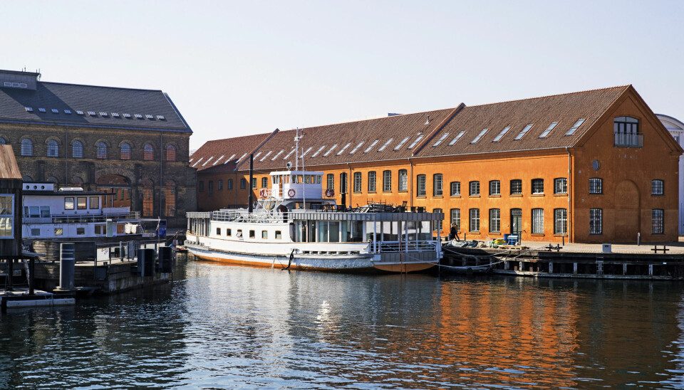 Blachmans ombyggede husbåd ligger til kaj på Christianshavn (Foto: Henrik R. Petersen)
