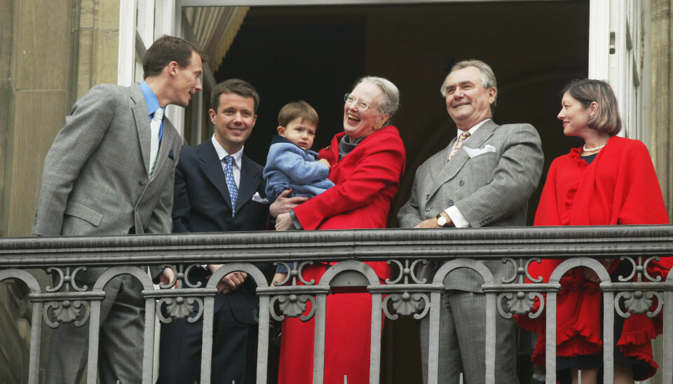På dronningens 62-års fødselsdag kom farmor ud til balkonen på Amalienborg med sit første barnenar, prins Nikolai, sammen med prins Joachim, kronprins Frederik, prins Henrik og prinsesse Alexandra (Foto: Michael Stub)