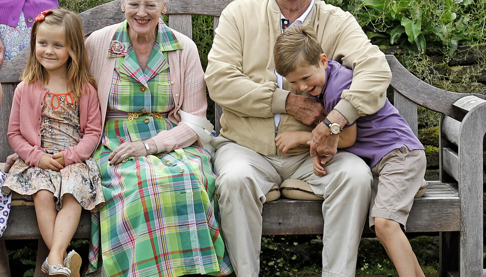 Billede på de royale besteforældre på Gråsten i 2012. Dronningen holder om den velopdragne prinsesse Isabella, mens prins Henrik kærligt sloges med prins Christian (Foto: Michael Stub)