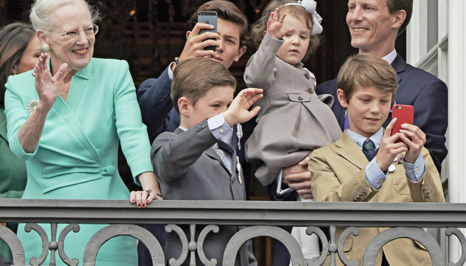 Dronningen inviterede på sin 75-års fødselsdag i 2015 børn og børnebørn med på balkonen, og både prins Nikolai og prins Felix forevigede de fremmødte på slotpladsen med deres mobiler (Foto: Peter Hauerbach)