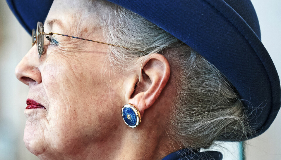 Kun en tynd ledning afslører, at Margrethe har nedsat hørelse og siden 2011 har båret høreapparater på begge ører (Foto: Bo Nymann)